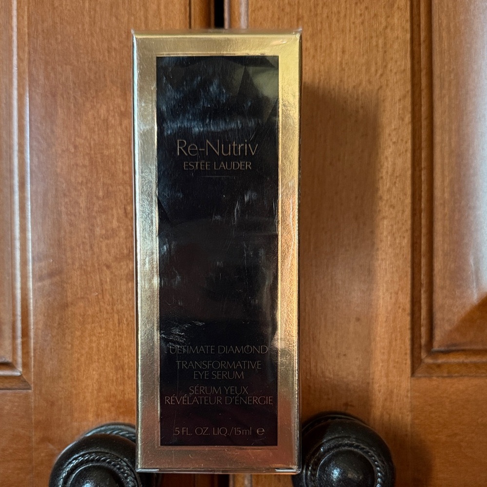 Estee Lauder Re-Nutriv Ultimate Diamond Eye Serum in Black and Gold